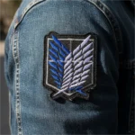 Parche Bordado Shingeki no Kyojin – Insignia Legión de Reconocimiento (6,5 x 8,5 cm) - Imagen 2