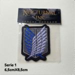 Parche Bordado Shingeki no Kyojin – Insignia Legión de Reconocimiento (6,5 x 8,5 cm) - Imagen 2